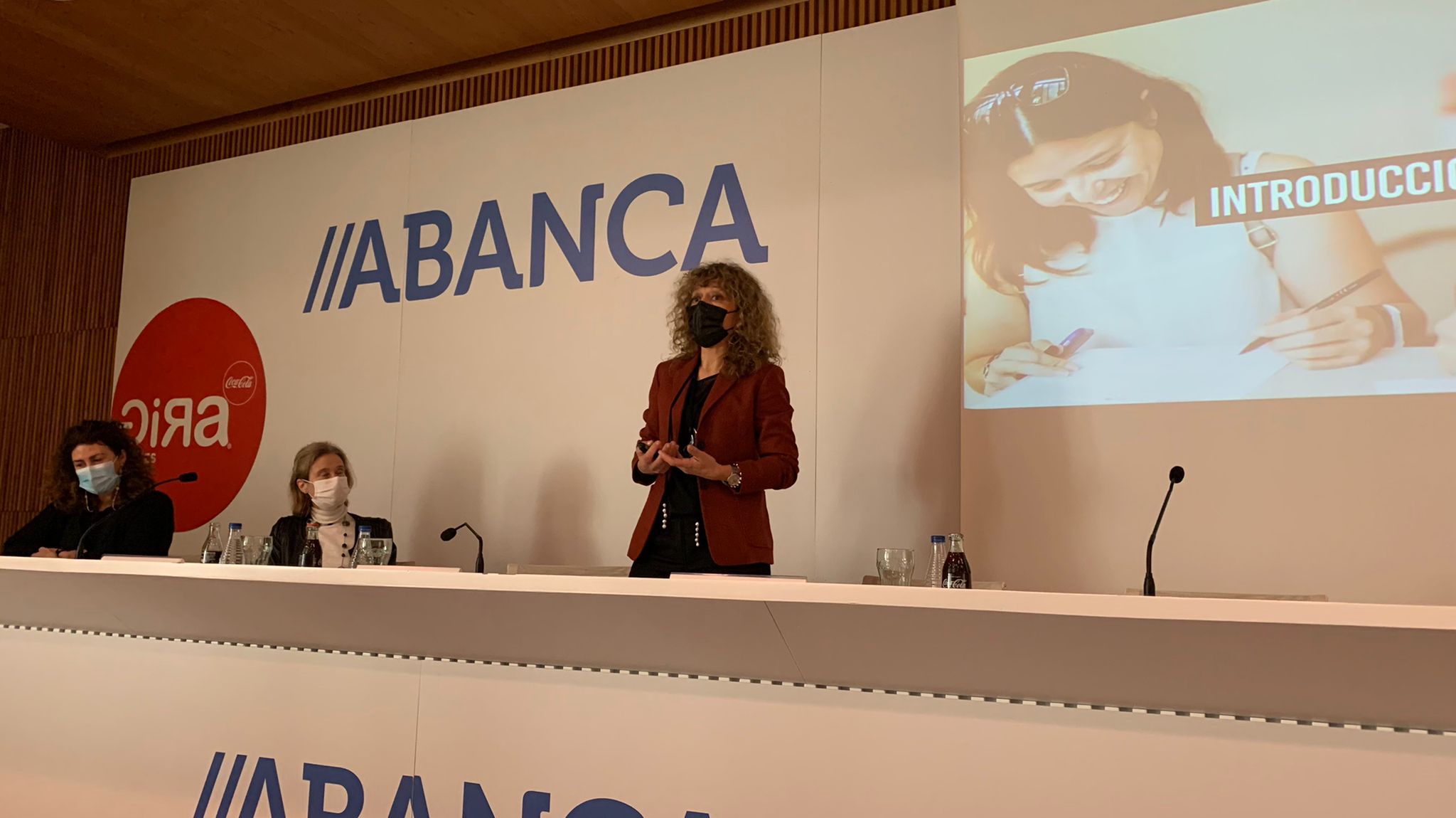 Isabel Neira presenta el Informe GEM mujeres 2022 en Galicia